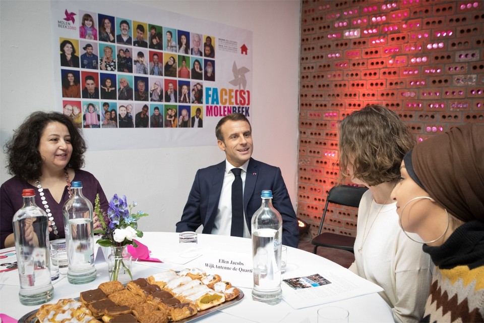 Emmanuel Macron ontmoette medewerkers van kunstenwerkplaats La Vallée. 
