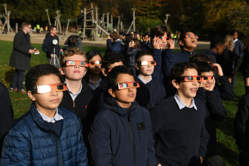 Leerlingen van Sint-Ludgardis kijken samen naar de gedeeltelijke zonsverduistering  