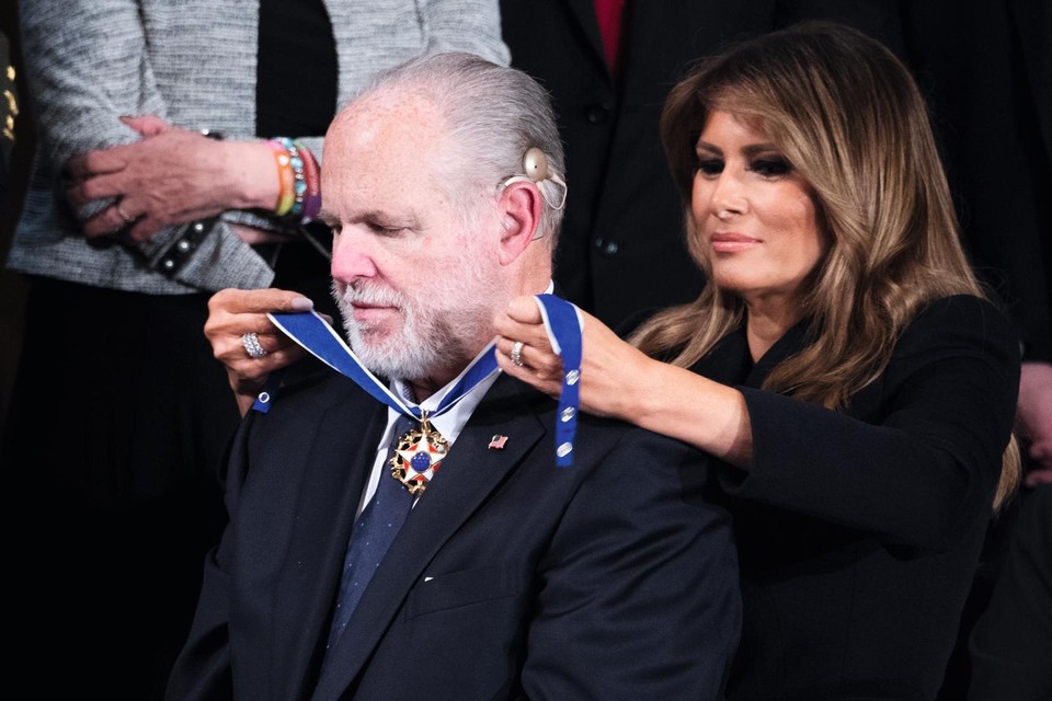 Melania Trump geeft Rush Limbaugh de Presidential Medal of Freedom.