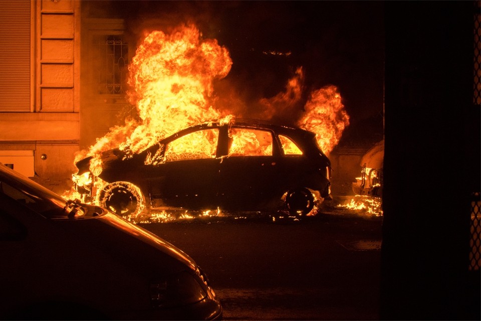 Bij de rellen in Molenbeek op oudejaarsnacht werden onder meer auto’s in brand gestoken. 