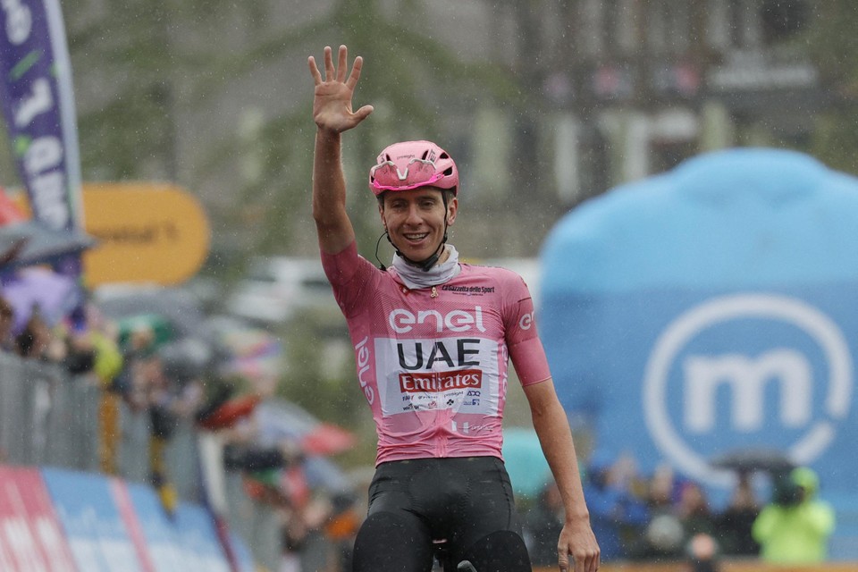 Een vinger voor elke ritzege: er staat in de Giro geen maat op Tadej Pogacar.