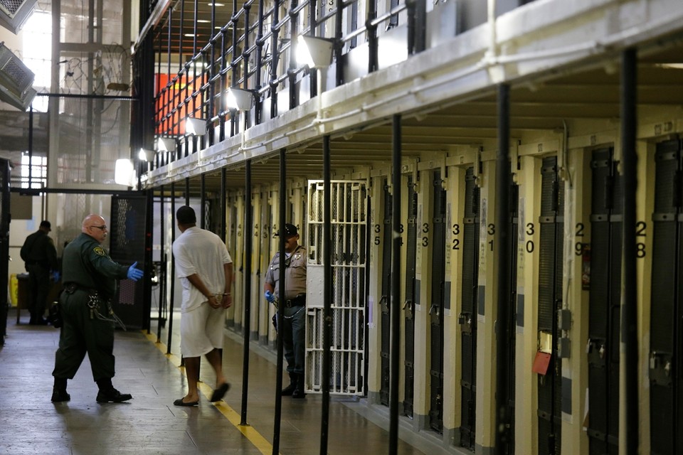 Een gevangene wordt naar de dodencel geleid in de staatsgevangenis van San Quentin, in San Quentin, Verenigde Staten 