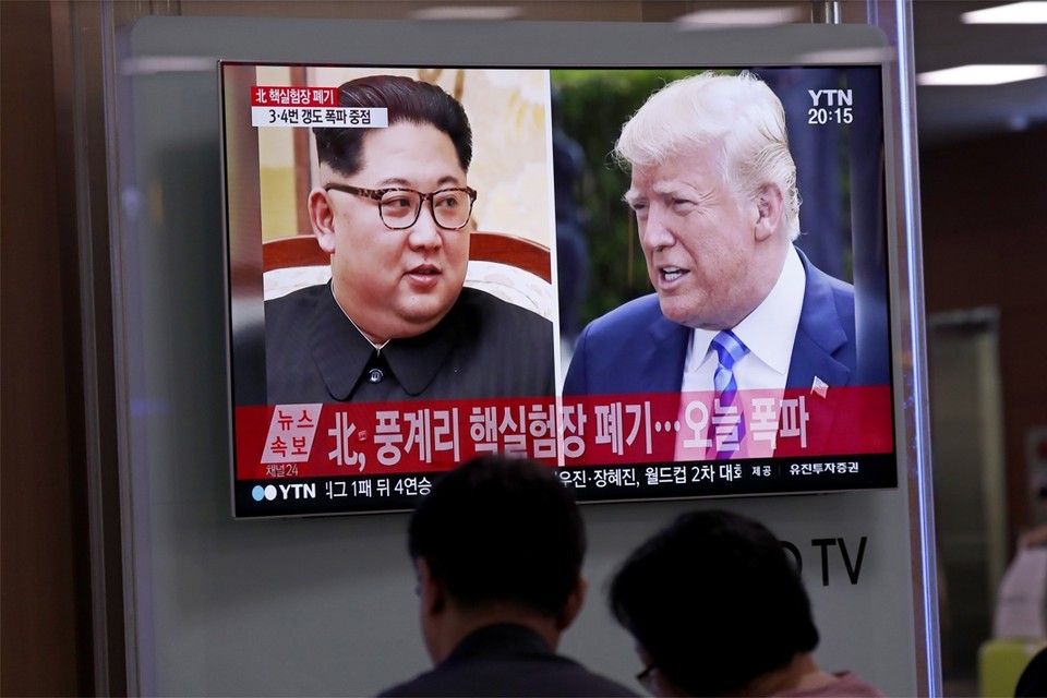 Kim en Trump, op schermen naast elkaar. Zien ze elkaar over drie weken? 