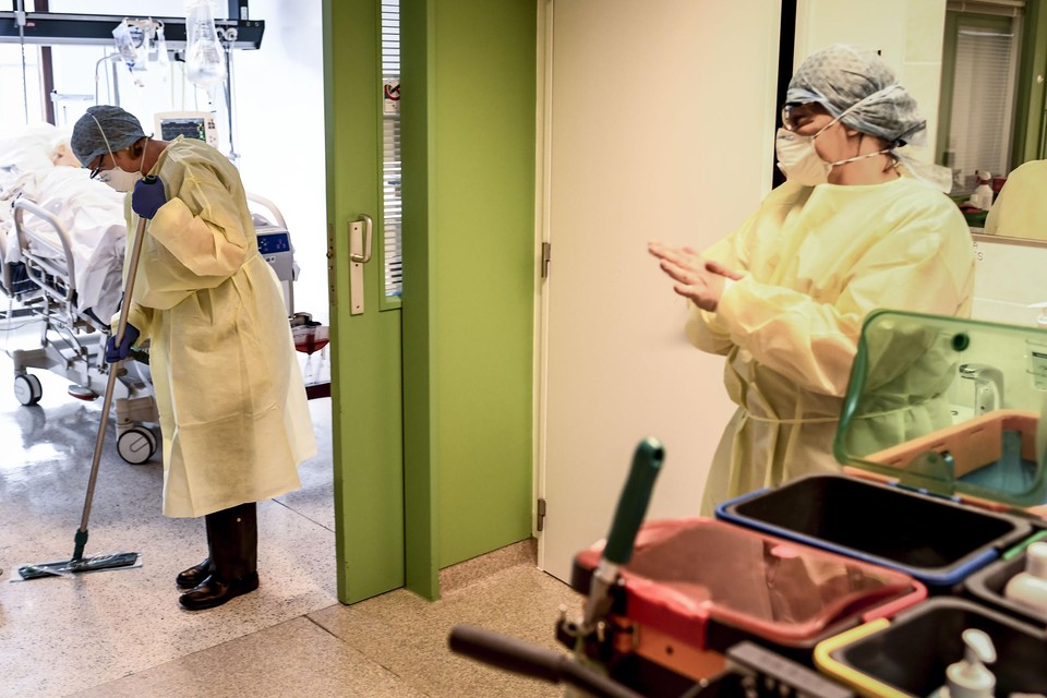 Schoonmaakpersoneel aan het werk op de covid-afdeling van het Imelda-ziekenhuis in Bonheiden. 