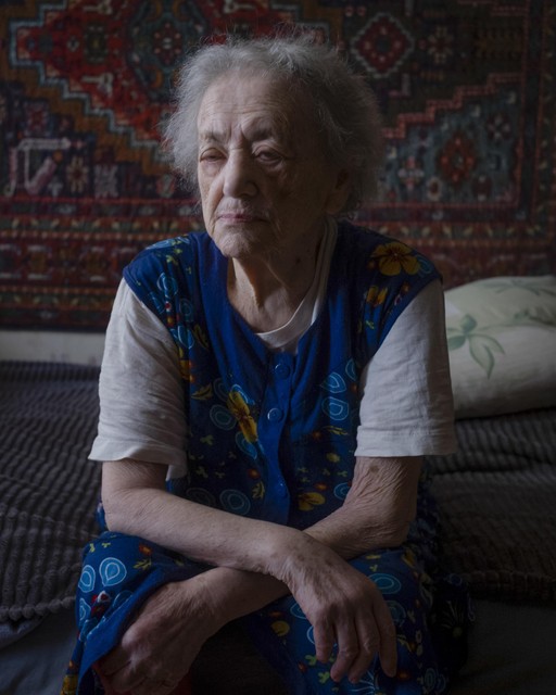Anna Lapan, 100 jaar, woonde in Charkov tijdens de Duitse bezetting en nu de Russen de stad de laatste week steeds vaker onder vuur nemen, is ze er nog steeds.