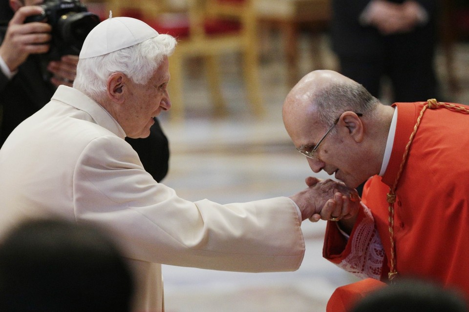 Paus emeritus Benedictus (links) met Tarcisio Bertone (rechts)