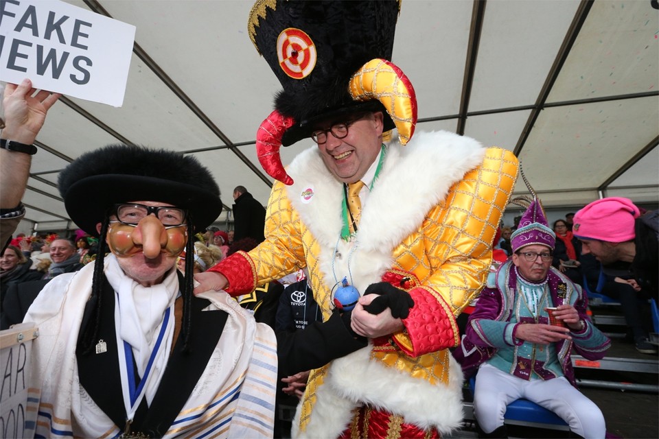 Burgemeester D’Haese (rechts) tijdens carnaval. 