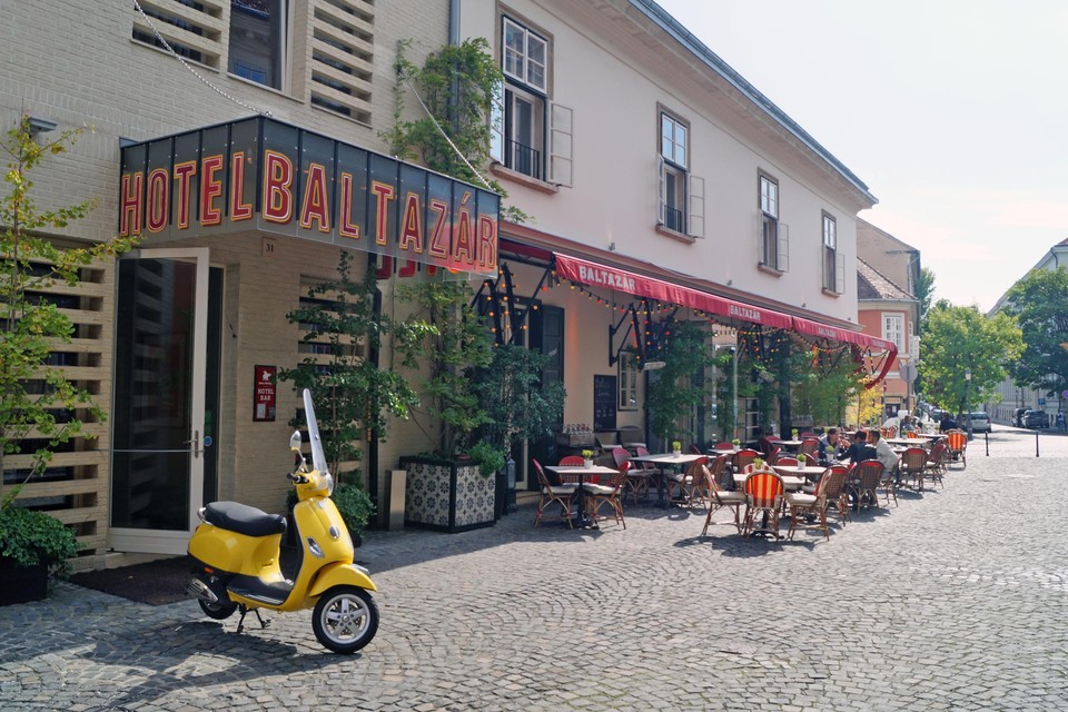 Factureerbaar haakje Haiku Relaxen in Boeda, hard gaan in Pest | De Standaard Mobile