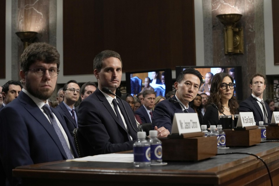 Jason Citron, Evan Spiegel, Shou Zi Chew, Linda Yaccarino en Mark Zuckerberg.