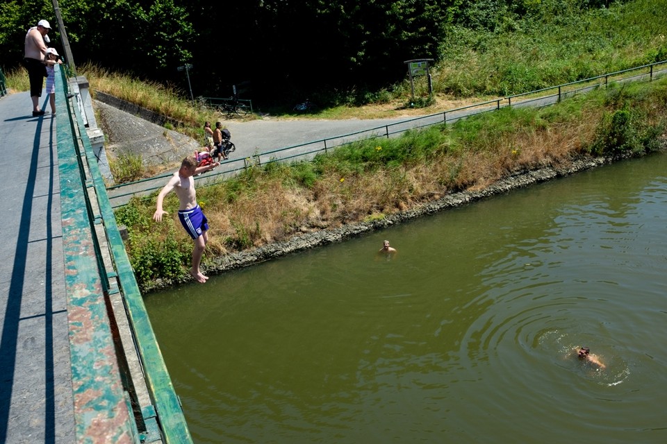 Van een brug in het kanaal springen is niet zonder gevaar (themabeeld: jongeren springen in kanaal Charleroi-Brussel) 