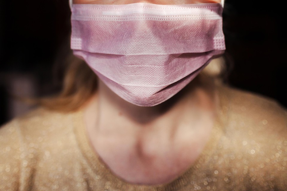 Een vrouw had gesolliciteerd met een mondmasker op, waardoor haar afgebroken tanden niet te zien waren (themabeeld).