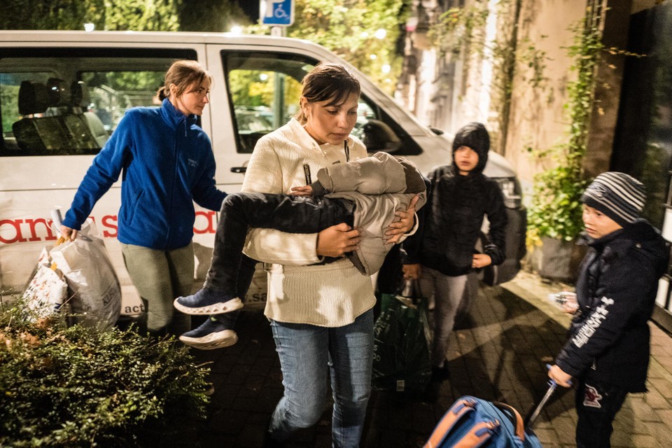 Een Oekraïens gezin komt aan bij hun verblijfplaats in Brussel, in oktober 2022.