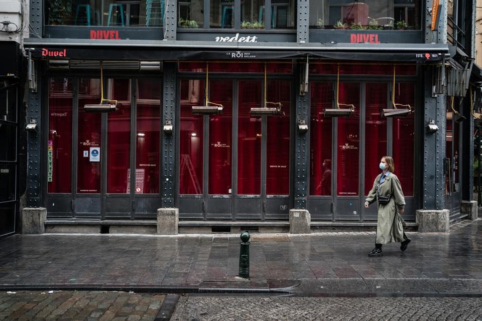 Net zoals in Brussel gaan de cafés in Nederland op slot. De Oost-Vlaamse grensgemeenten vrezen voor ‘horecatoerisme’. 
