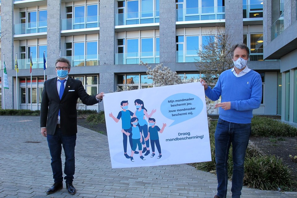 Bevoegd schepen Filip Vervaecke (zelf apotheker) en burgemeester Jan Vermeulen voeren al de hele crisis actie voor het dragen van een mondmasker  