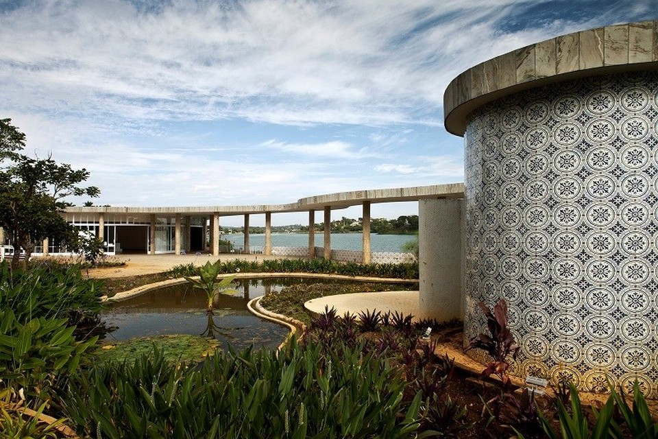 Het Pampulha Modern Ensemble in Belo Horizonte in Brazilië was in de jaren 1940 een visionair architecturaal en landschapsproject. Je vindt in de verschillende complexen onder andere een casino, kerk, jachtclub en een danszaal terug.