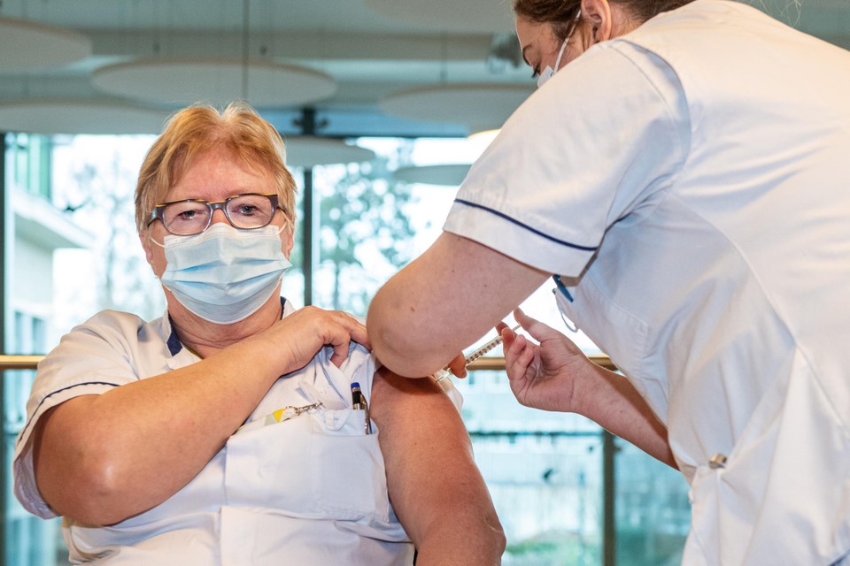 In het UZ Gent werd in januari de eerste verpleegkundige ingeënt. 