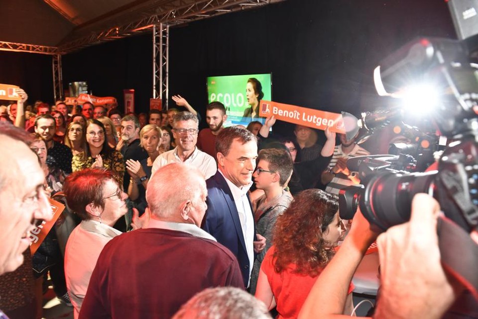 CDH-voorzitter Benoit Lutgen blijft burgemeester van Bastogne. Hij was er uitgedaagd door zijn eigen broer, Jean-Pierre Lutgen, die een lijst had samengesteld die de partijen PS, MR, Défi en Ecolo verenigde.