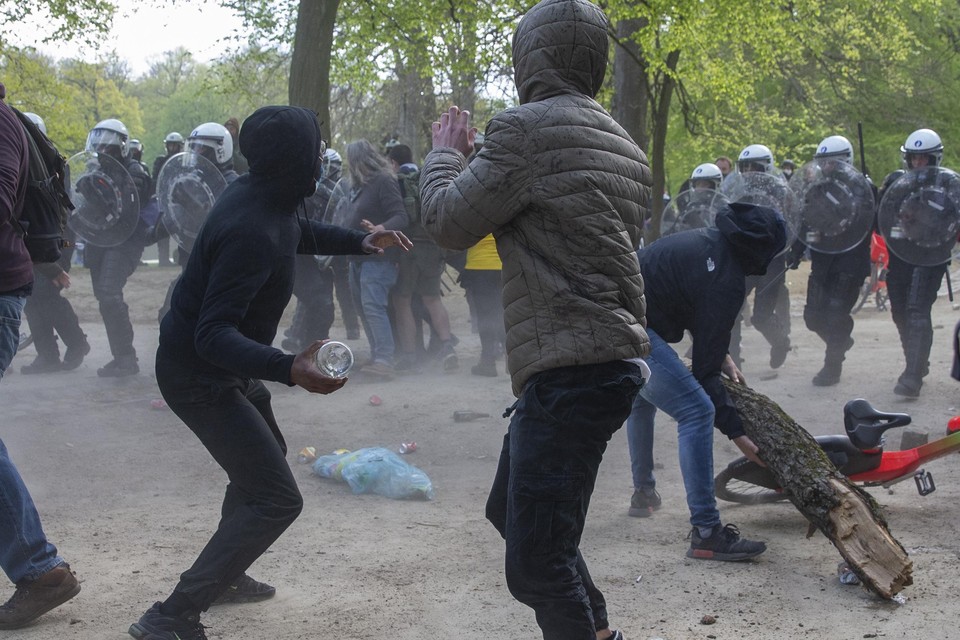 Op zaterdag 1 mei kwam het weer tot confrontaties tussen relzoekers en politie. 