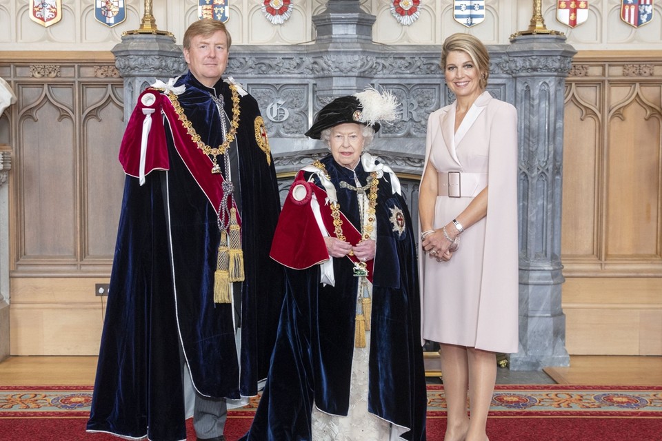Queen Elizabeth met koning Willem-Alexander en koningin Maxima in Windsor Castle. Willem-Alexander trad net toe tot de Orde van de Kousenband. 