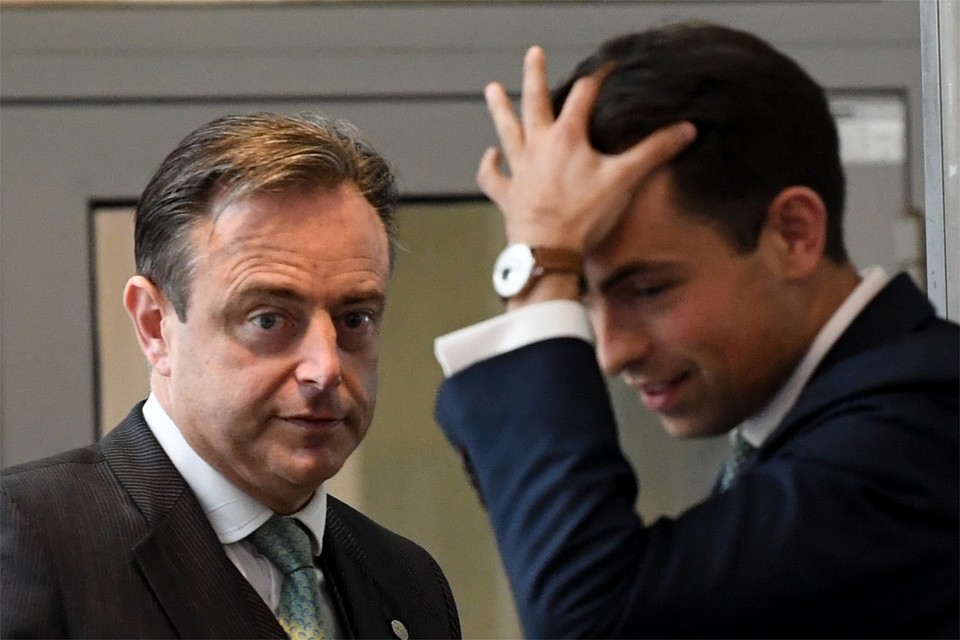 Bart De Wever praat nog met Tom Van Grieken, ondanks de veto’s die er ook aan Vlaamse kant zijn. 