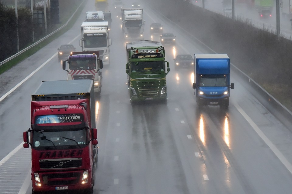 Al sinds 2004 verboden, maar één op de drie truckers blijft inhalen tijdens regenweer. 