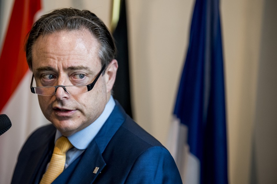 N-VA-voorzitter Bart De Wever riep vanmorgen op om een Vlaams front te vormen. 