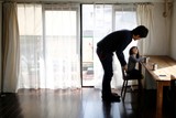 thumbnail: Minimalist Naoki Numahata praat met zijn tweejarige dochter. 