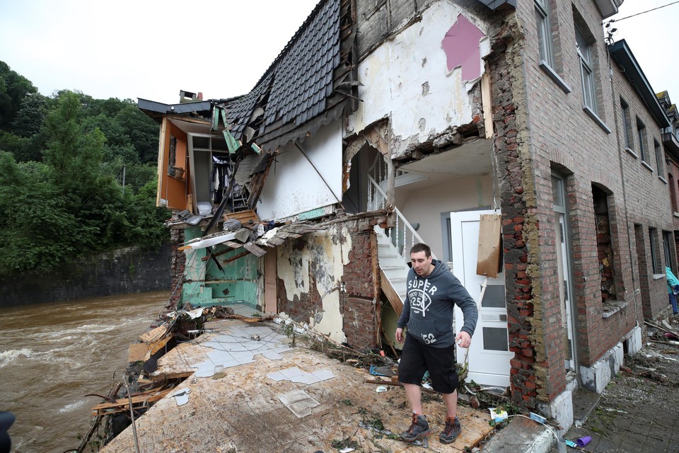 Jean Daniel Gohy bij zijn verwoest huis in Verviers 
