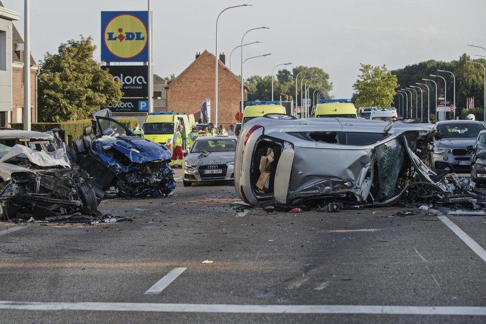 De ravage was enorm na het ongeval met de pick-uptruck in Houthalen-Helchteren. 