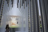 thumbnail: ‘House emotions’ van Tabanlioglu Architects, een kubus begrensd door metalen staven op de universiteitscampus 