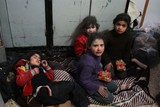 thumbnail: Kinderen slapen in de gangen van geïmproviseerde ziekenhuizen in afwachting van nieuws over hun familieleden. 