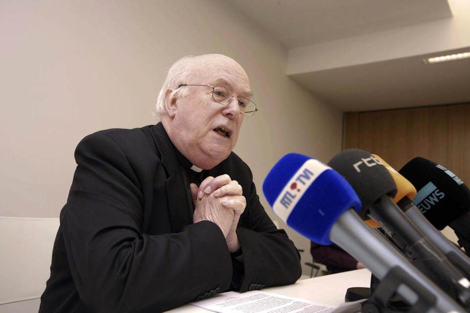 Kardinaal Danneels tijdens de persconferentie waar het ontslag van Roger Vangheluwe wereldkundig werd gemaakt.