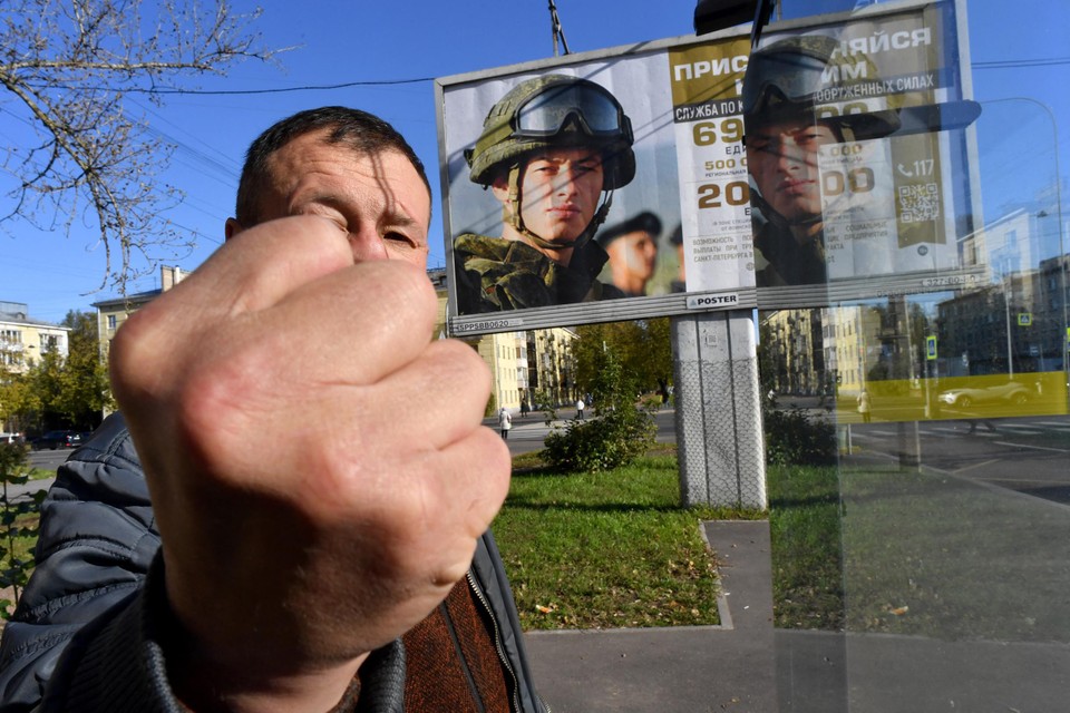 Sint-Petersburg, een man maakt een vuist, bij een oproep om aan te sluiten bij het leger.