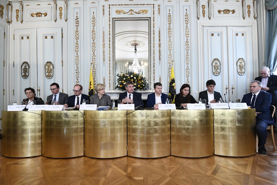 De Vlaamse regering tijdens een persconferentie. 