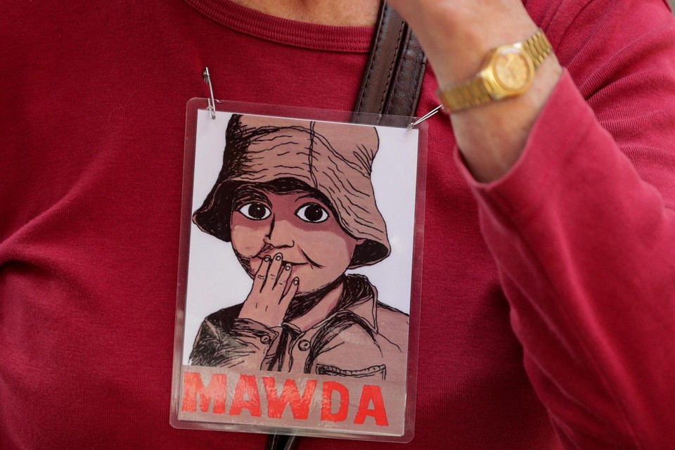 Tekening van Mawda op de trui van een betoger voor de rechtbank in Bergen, juni 2020. 