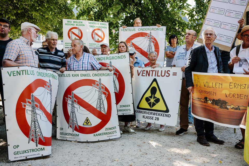 Protestactie tegen Ventilus aan de gouverneurswoning in Brugge. 