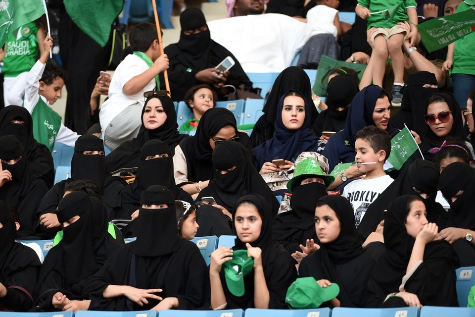 Een primeur: vrouwen in een Saudisch voetbalstadion. 