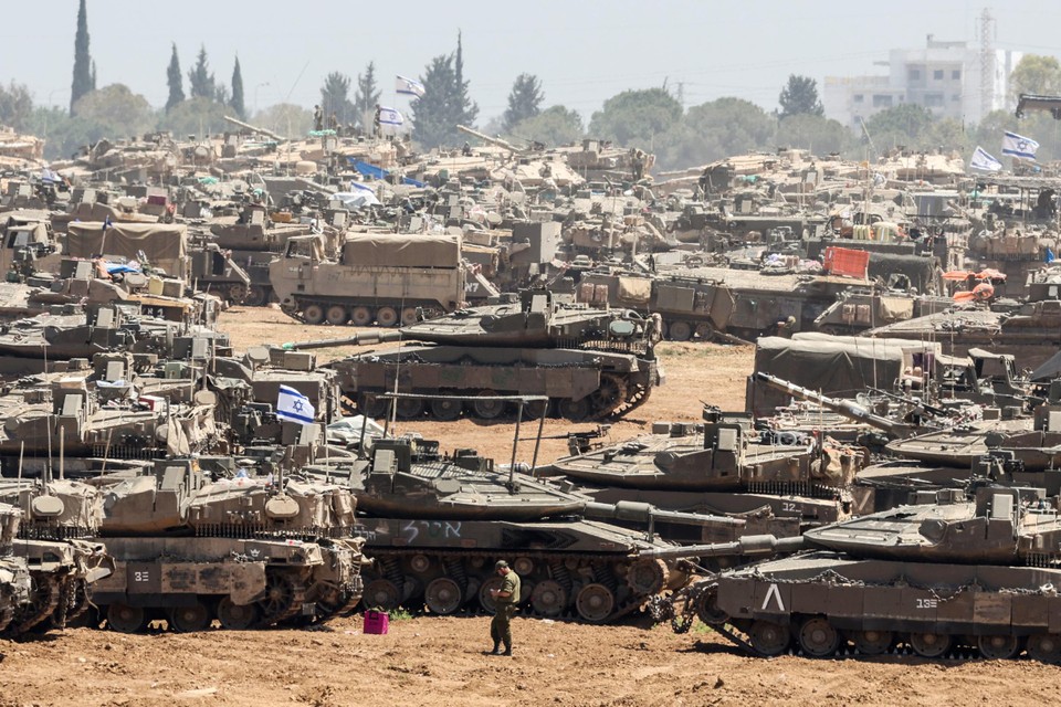 Het Israëlische leger verzamelt aan de zuidelijke grens met Gaza, klaar om Rafah binnen te vallen.