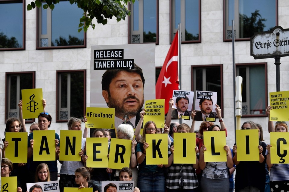 Taner Kiliç wordt zonder bewijs in de cel gehouden in Turkije. 