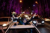 thumbnail: DONDERDAG/VRIJDAG. In de straten van Teheran barst een groot straatfeest los na het akkoord over het Iraans atoomprogramma, Iraanse vlaggen wapperden overal en mensen dansten van blijdschap.
