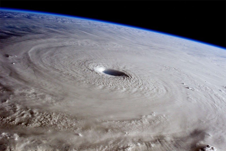 <P>Het oog van de orkaan oogt onheilspellend vanuit de ruimte. </P>