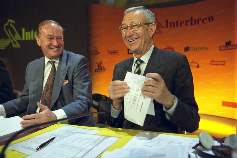 Paul De Keersmaeker (rechts) op een aandeelhoudersvergadering van Interbrew in 2001.  