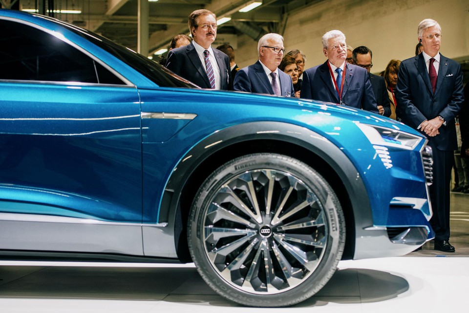 De Duitse president Joachim Gauck (blauwe das) en de Belgische koning Filip (rode das) bezoeken Audi Brussels in 2016.