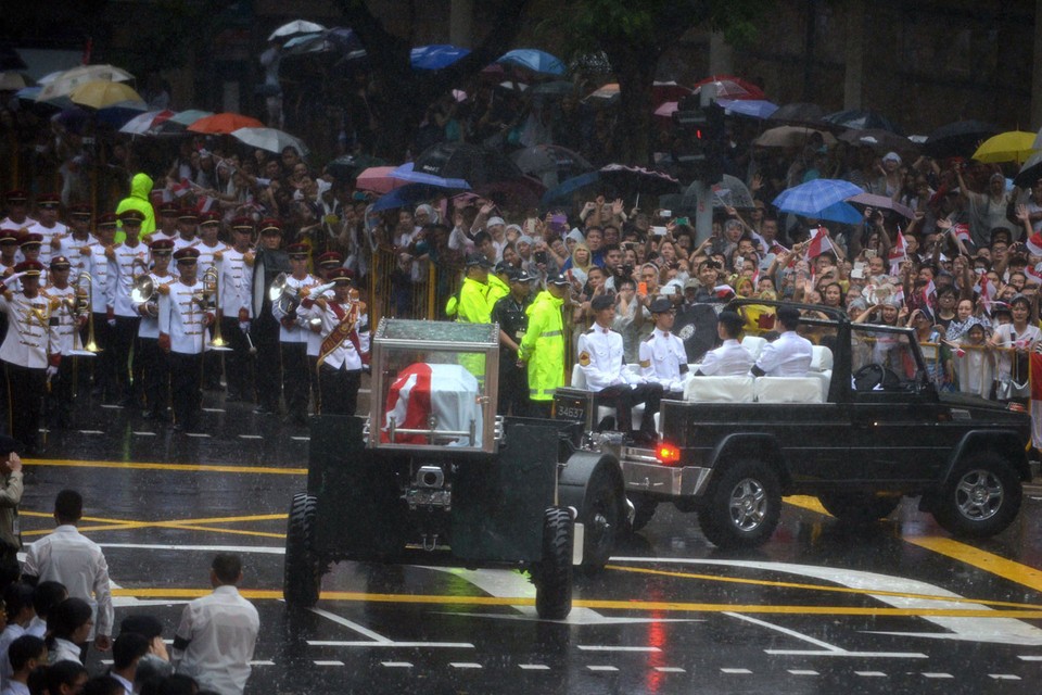 ZONDAG. Duizenden mensen nemen in de straten van Singapore, ondanks de aanhoudende regen, afscheid van Lee Kuan Yew, de eerste regeringsleider van de stadstaat.