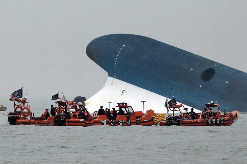 WOENSDAG. Voor de kust van Zuid-Korea is een ferry met 459 mensen gekapseisd. Er zijn minstens vier doden gevallen, bijna 300 passagiers zijn nog vermist. Reddingswerkers noemen de kans dat nog overlevenden gevonden worden gering.