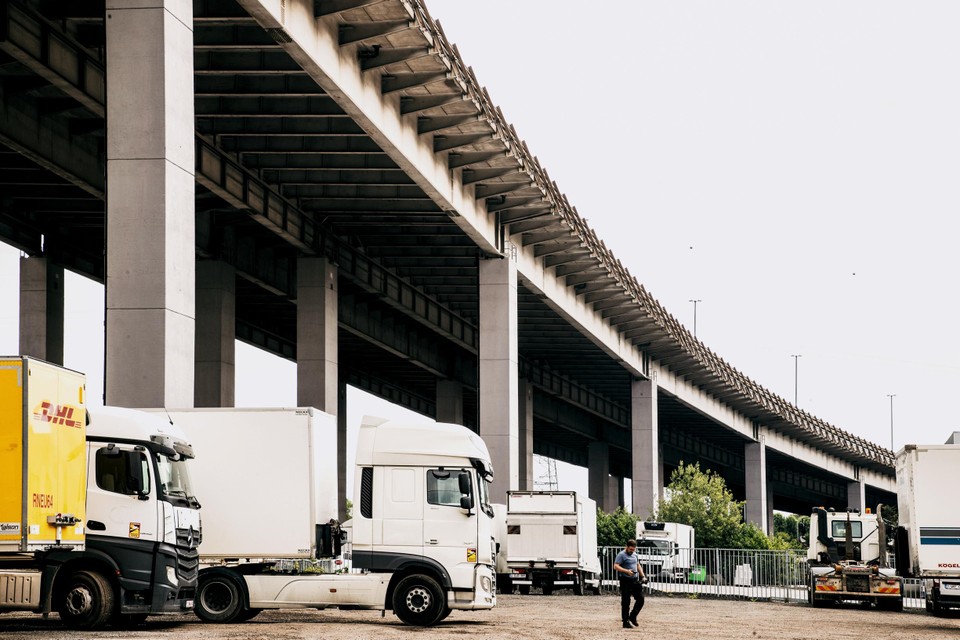 Op weekdagen rijden er in beide richtingen zo’n 10.000 vrachtwagens per dag over het viaduct.