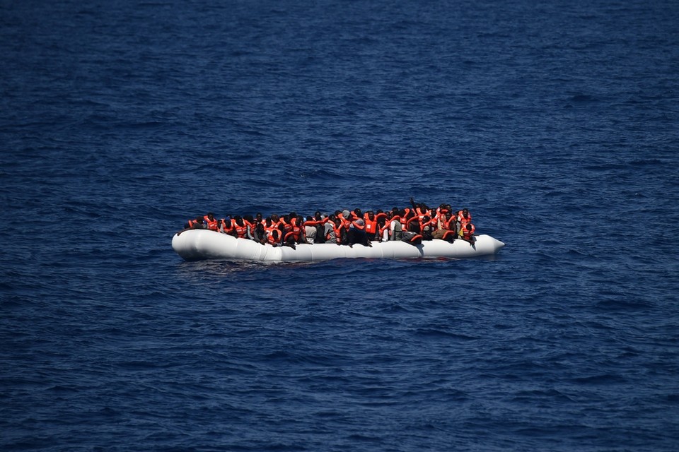 Een boot met vluchtelingen voor de Libische kust. 