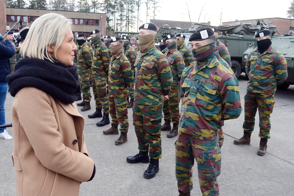 Minister van Defensie Ludivine Dedonder op bezoek bij de troepen in Roemenië. 