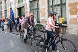 thumbnail: Ook de Koning en de Koningin maakten op deze autoloze zondag traditiegetrouw een fietstochtje door het centrum van Brussel. 