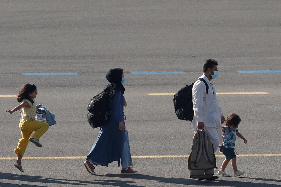 In augustus vorig jaar evacueerde ons land nog verschillende Afghanen uit Kaboel. Deze foto toont de aankomst van een gezin in Melsbroek. 